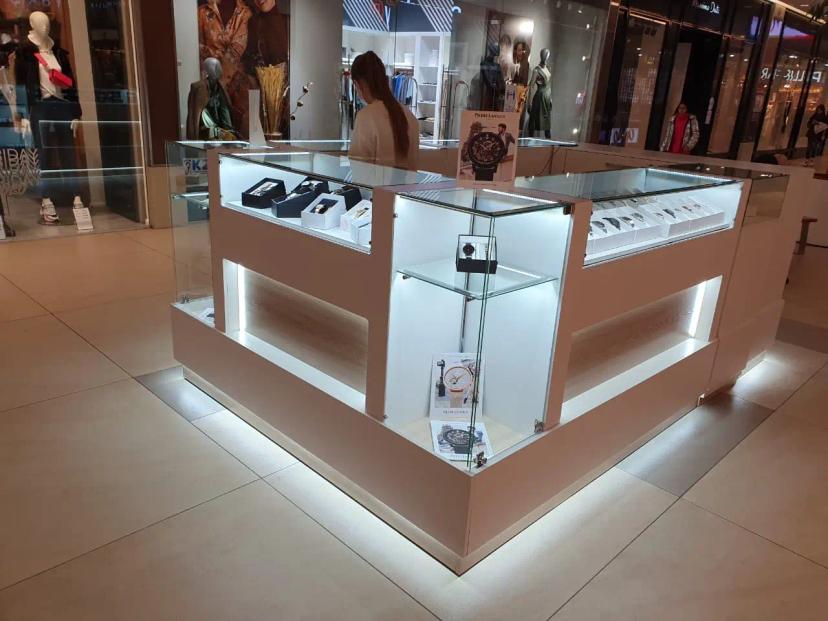 Торговый островок Дом Часов (ТРЦ Mega Center)
